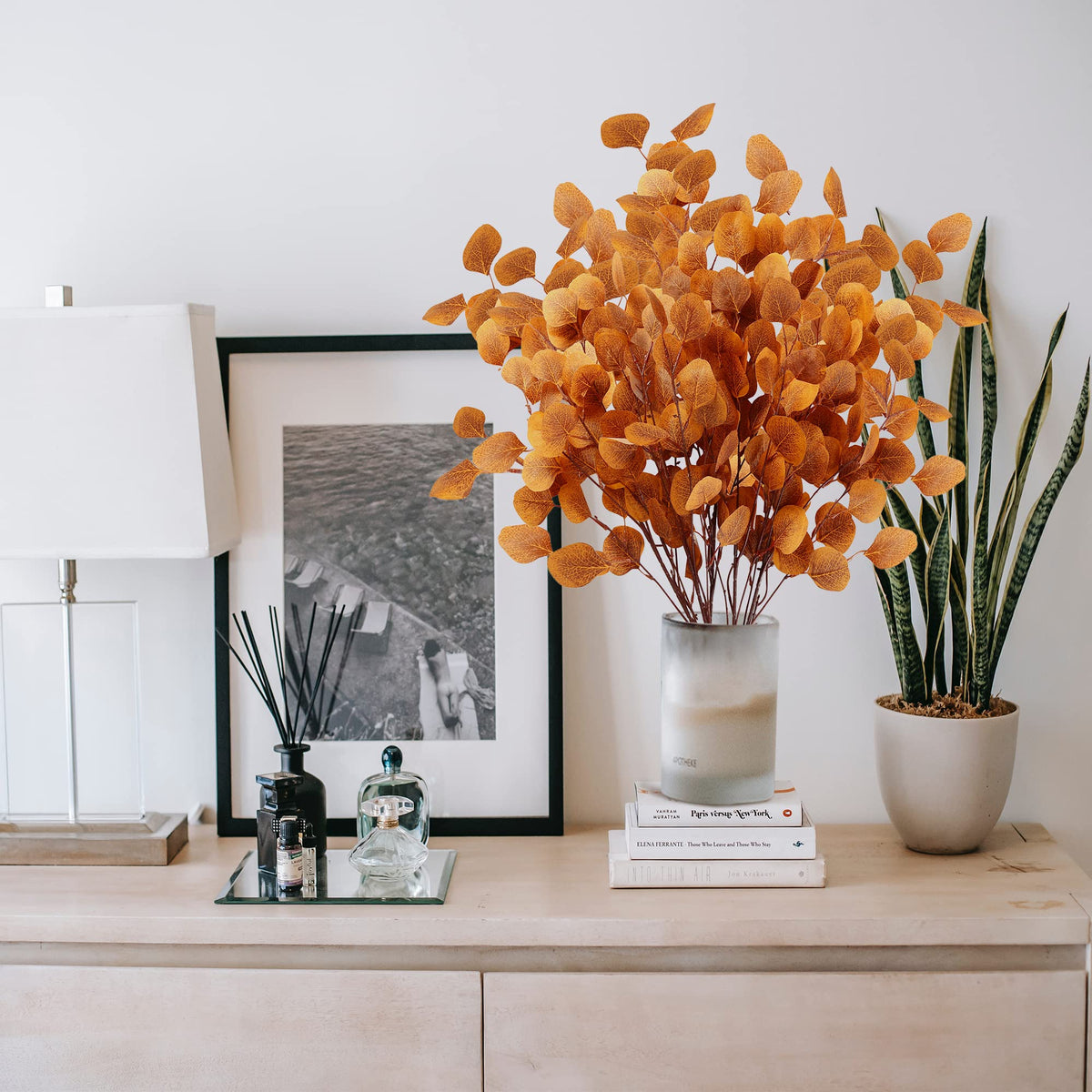 oranje eucalyptusbladeren als onderhoudsvrije decoratie voor het interieur