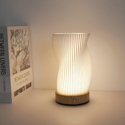 Tafellamp met warm sfeerlicht en eigentijds golfvormig ontwerp