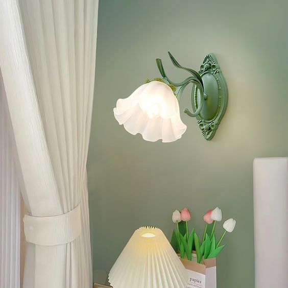 elegante lelietjes-van-dalen wandlamp voor een sfeervolle bloemenlook