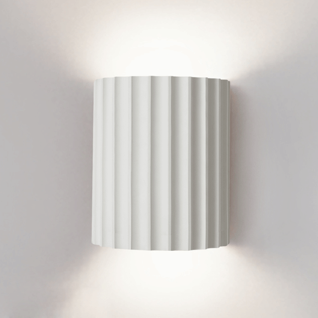 stijlvol halfrond wandlamp van hars voor een moderne woonkamer