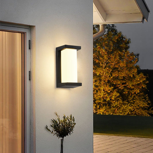 Waterdichte aluminium buiten wandlamp aan een buitenmuur