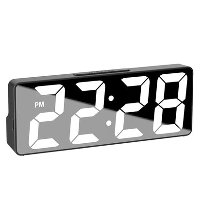 LED wekker met digitaal display en temperatuurweergave op een nachtkastje