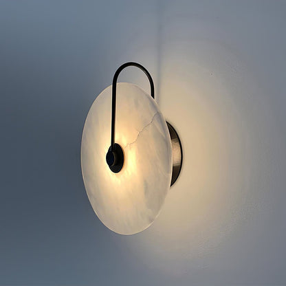 Elegante Alabaster LED Wandlamp voor een Sfeervolle Verlichting