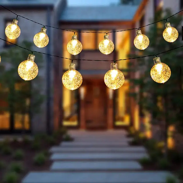 lichtsnoer op zonne-energie met led voor buiten in warme sfeer
