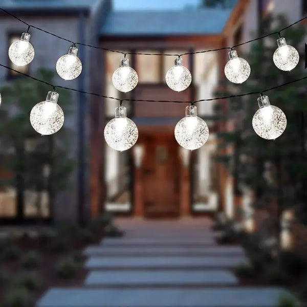 solar led-lichtsnoer voor buiten opgehangen in de tuin