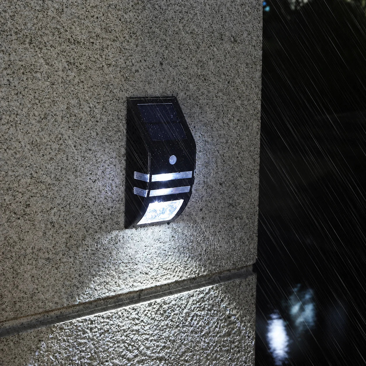 solar wandlamp met bewegingssensor aan een buitenmuur
