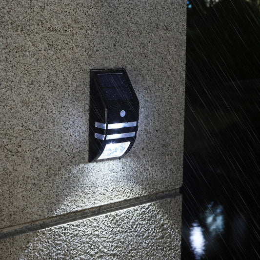 Solar wandlamp met bewegingssensor aan een buitenmuur