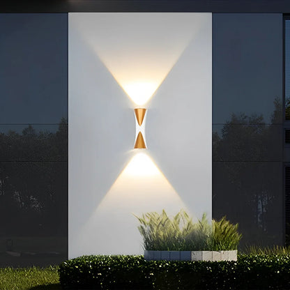 Buitenwandlamp gemonteerd aan een moderne gevel