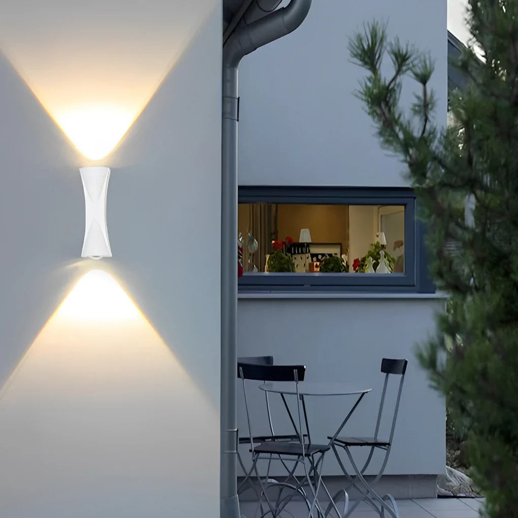up & down lichtbundels van een aluminium wandlamp