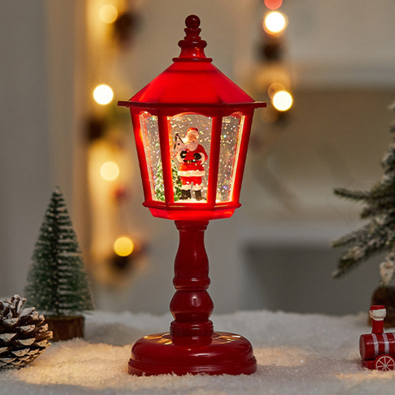 Kerstlamp met huisvormig ontwerp op een tafel
