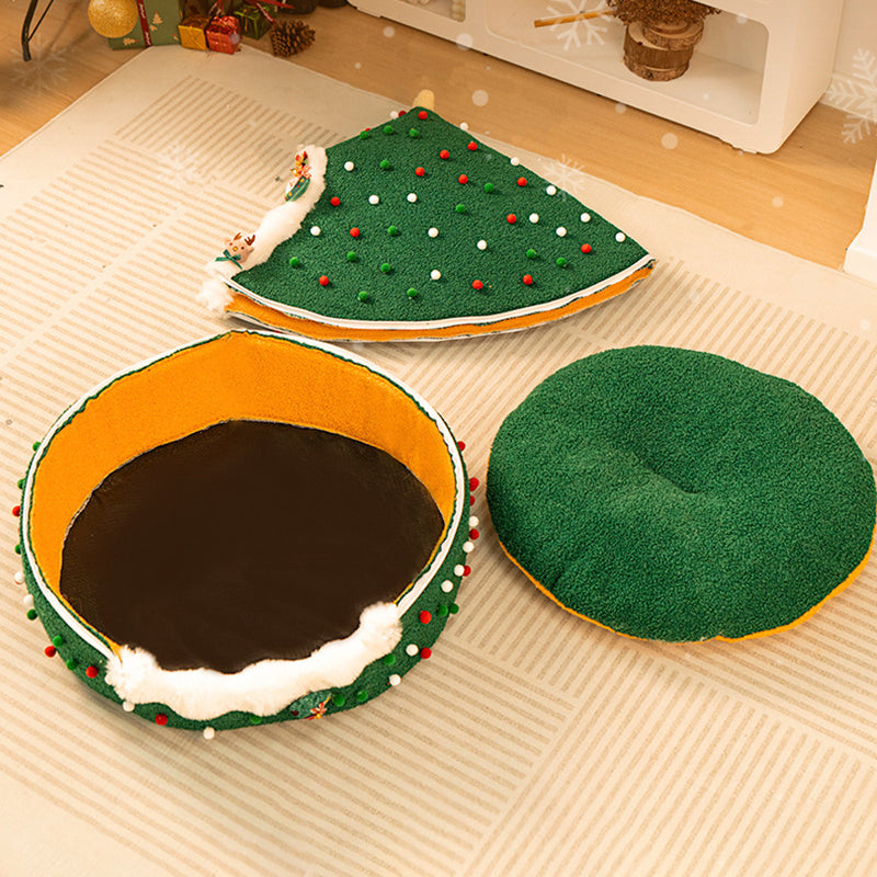 Kerstdesign op een knus kattenbed van fluweel