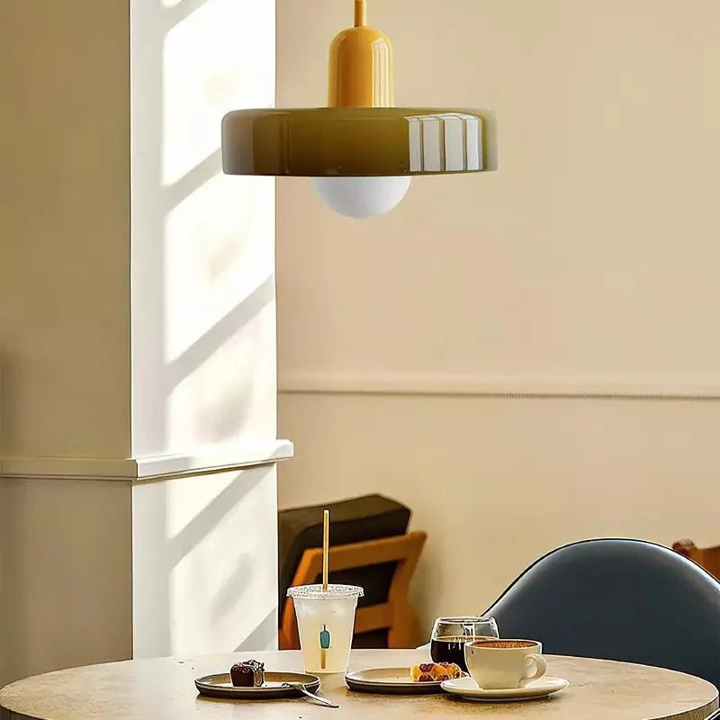 stijlvolle bauhaus hanglamp van elegante kleurige glas