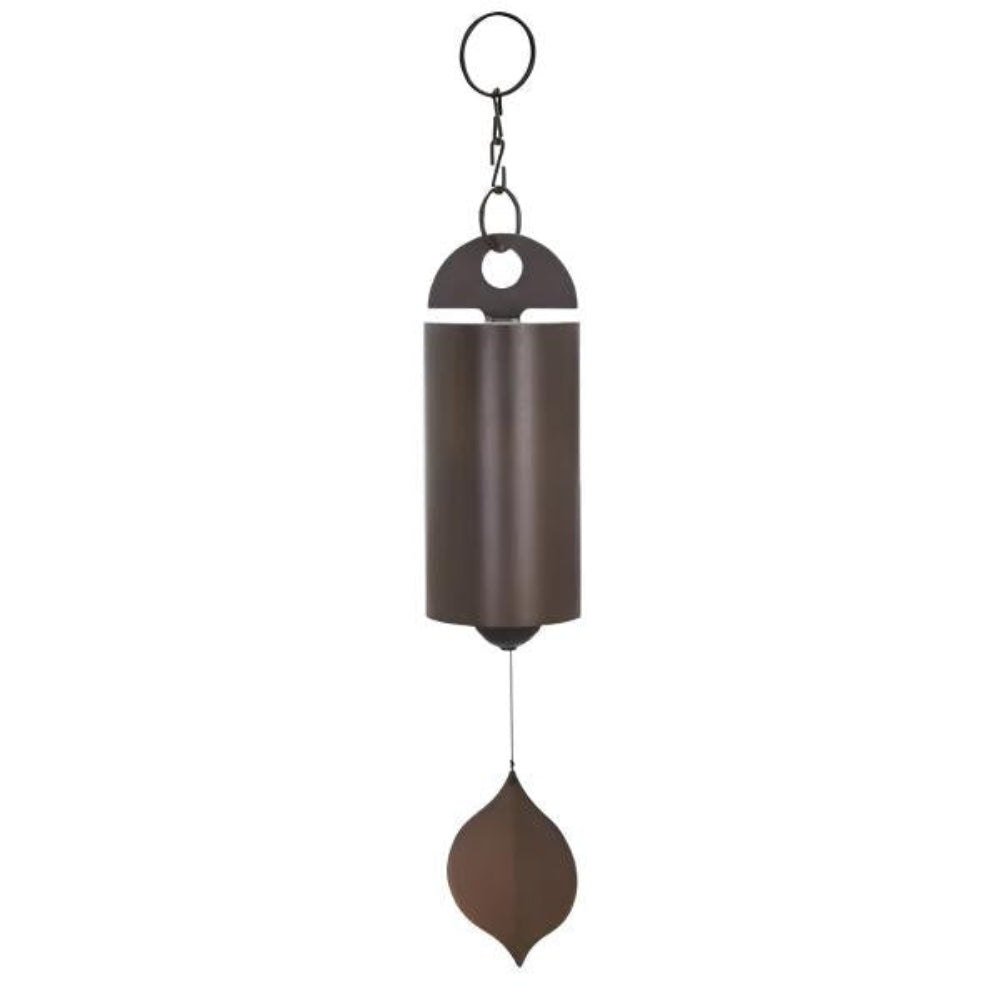 Detail van retro windgong van metaal met decoratieve hangers