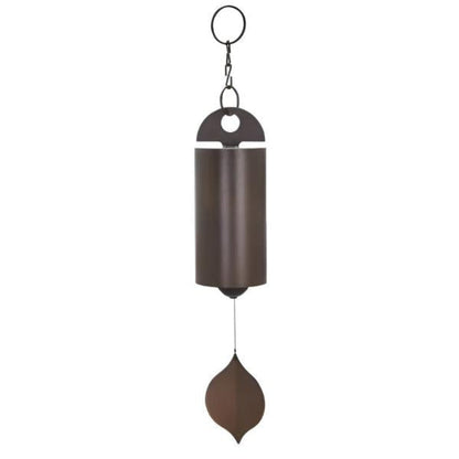 Detail van retro windgong van metaal met decoratieve hangers