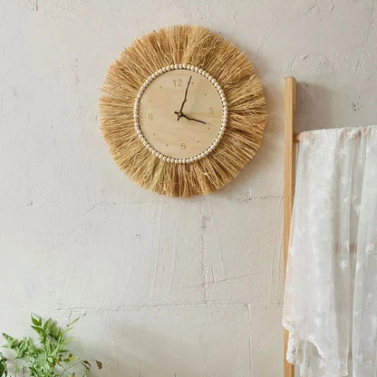 Handgemaakte rotan wandklok in natuurlijke stijl aan een muur