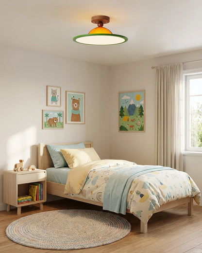 Moderne plafondlamp van dichtbij met ledverlichting en houten detail