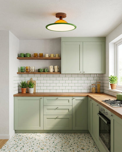 Plafondlamp gemonteerd aan plafond in eigentijds interieur met warm licht
