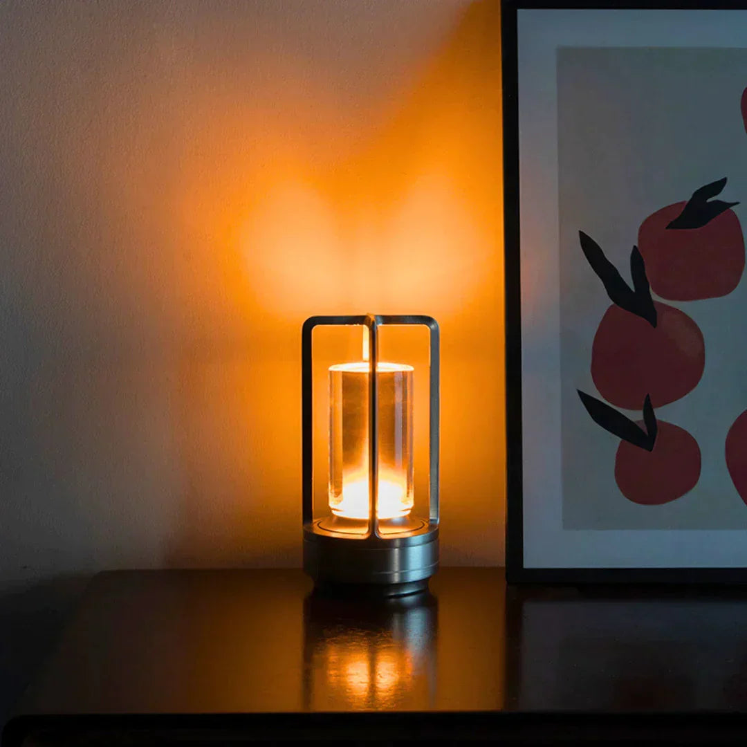 Kristallen tafellamp met dimbare verlichting op een tafel