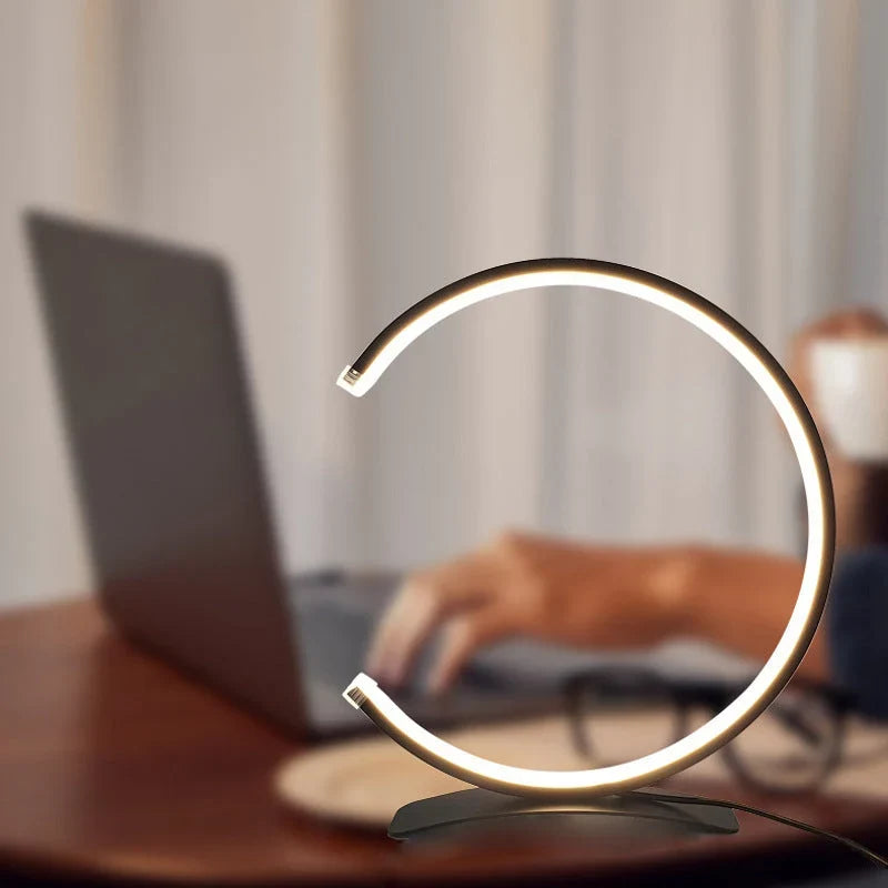 C-vormige lamp naast een bed als praktische nachtlamp