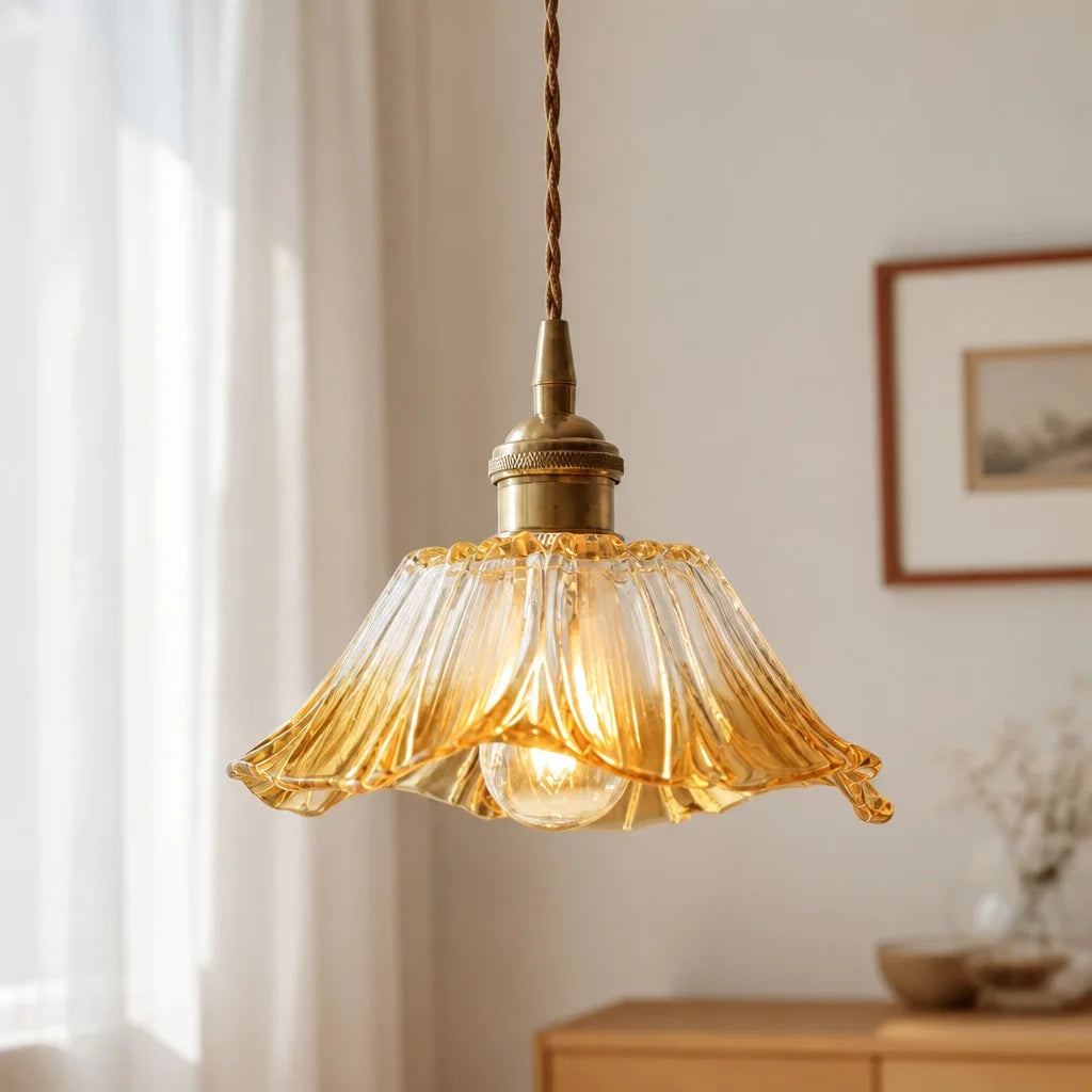 sfeervolle hanglamp met glazen bloemkap voor woonkamer
