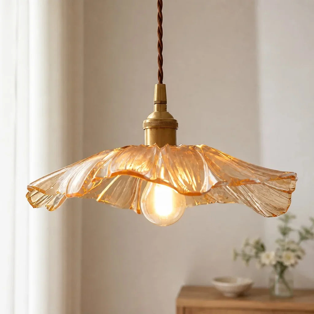 stijlvolle vintage hanglamp met bloemvormige glazen kap