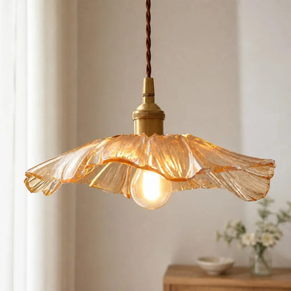 Stijlvolle vintage hanglamp met bloemvormige glazen kap
