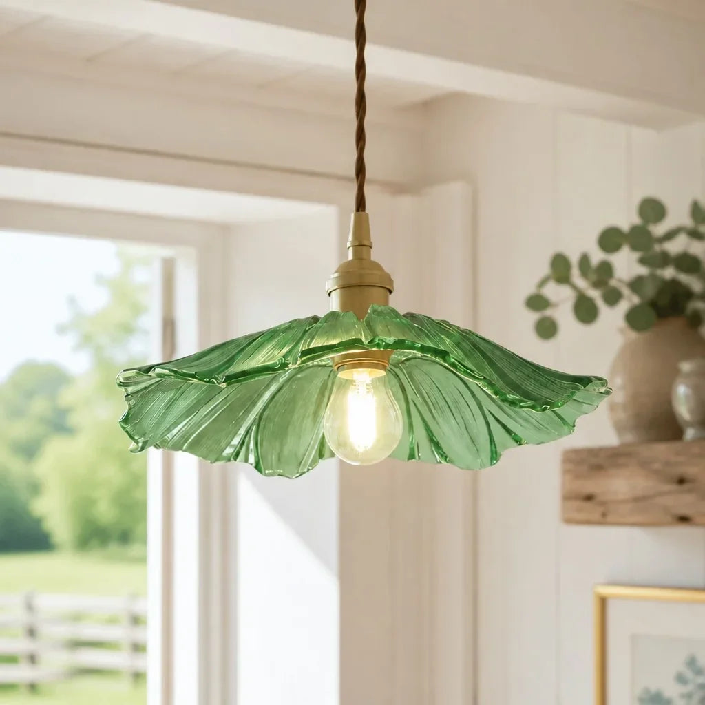 Glazen bloemen hanglamp in vintage stijl aan het plafond