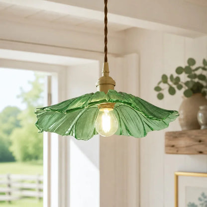 Glazen bloemen hanglamp in vintage stijl aan het plafond