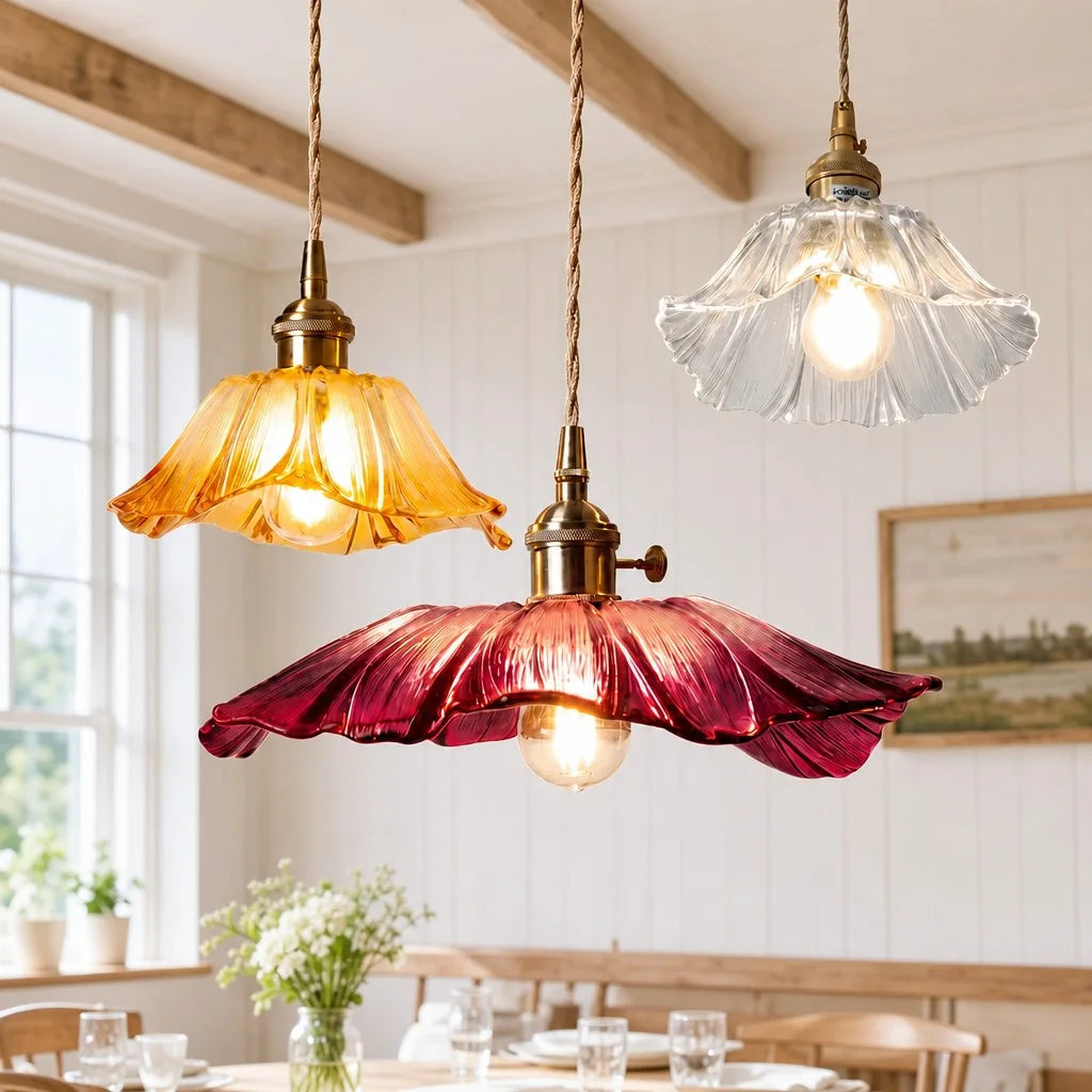 Vintage glazen hanglamp in bloemvorm met elegante details