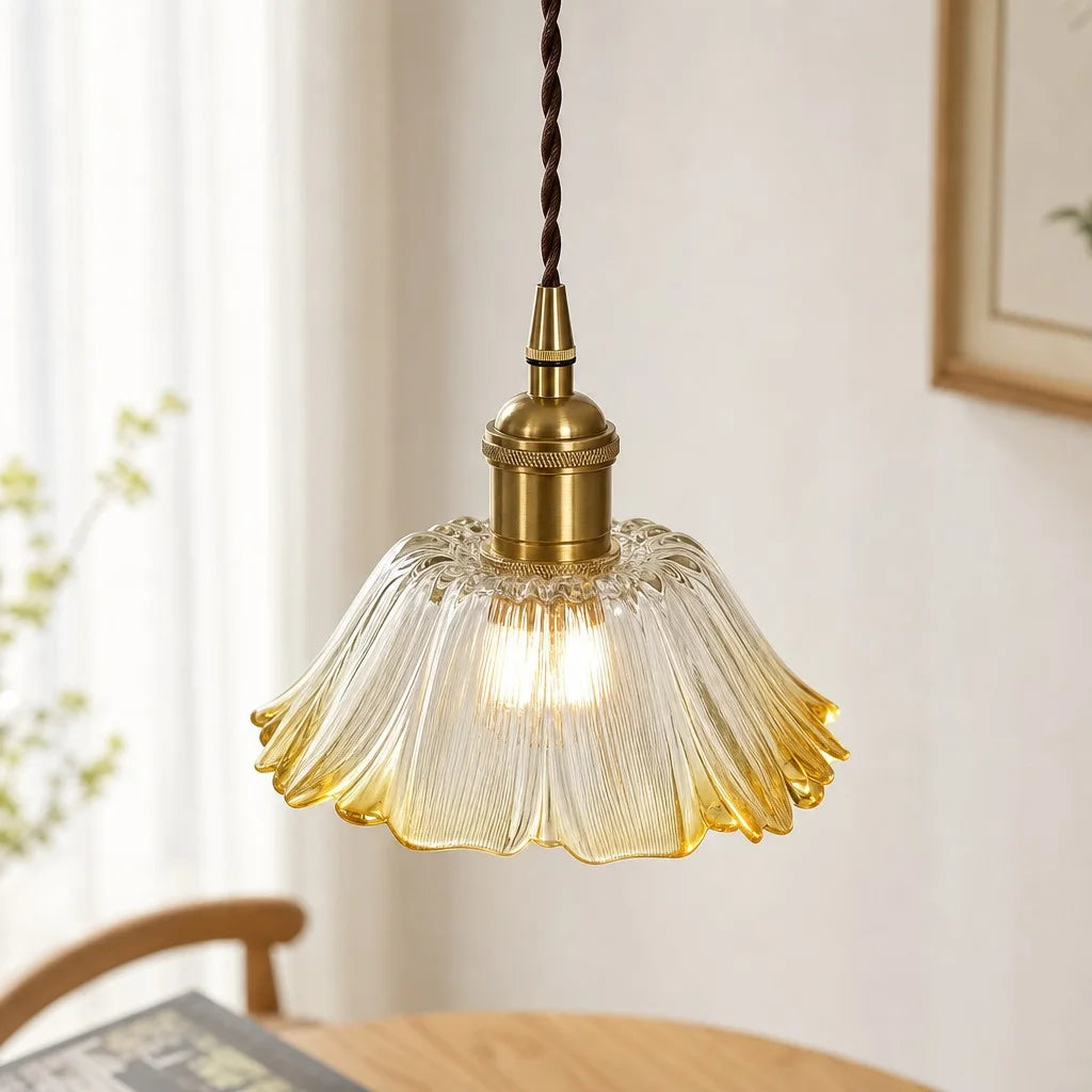 hanglamp met transparante glazen bloemkap in klassiek design