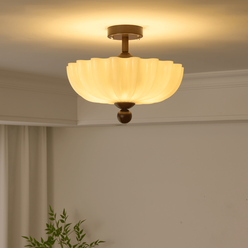 Plafondlamp van geribbeld glas en houtlook passend in woonkamer of slaapkamer