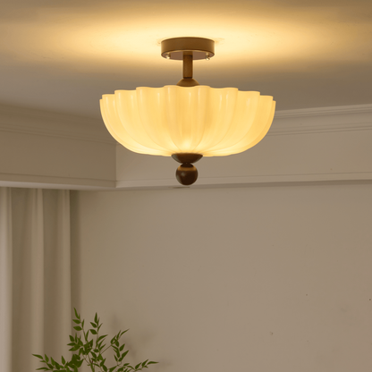 Plafondlamp van geribbeld glas en houtlook passend in woonkamer of slaapkamer
