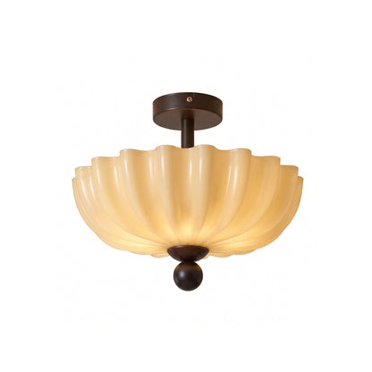 Plafondlamp met geribbeld glazen kap en houtlook voet, frontaal in beeld