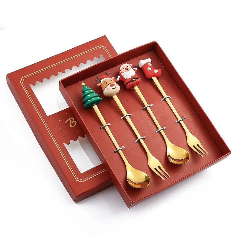 decoratief kerstbestek overzichtelijk naast elkaar gepresenteerd