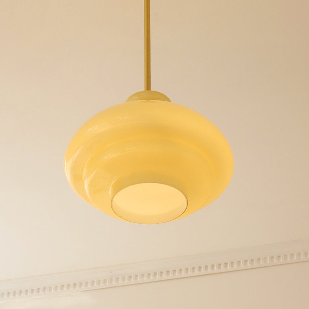 stijlvolle bauhaus hanglamp met elegant roomgeel glas