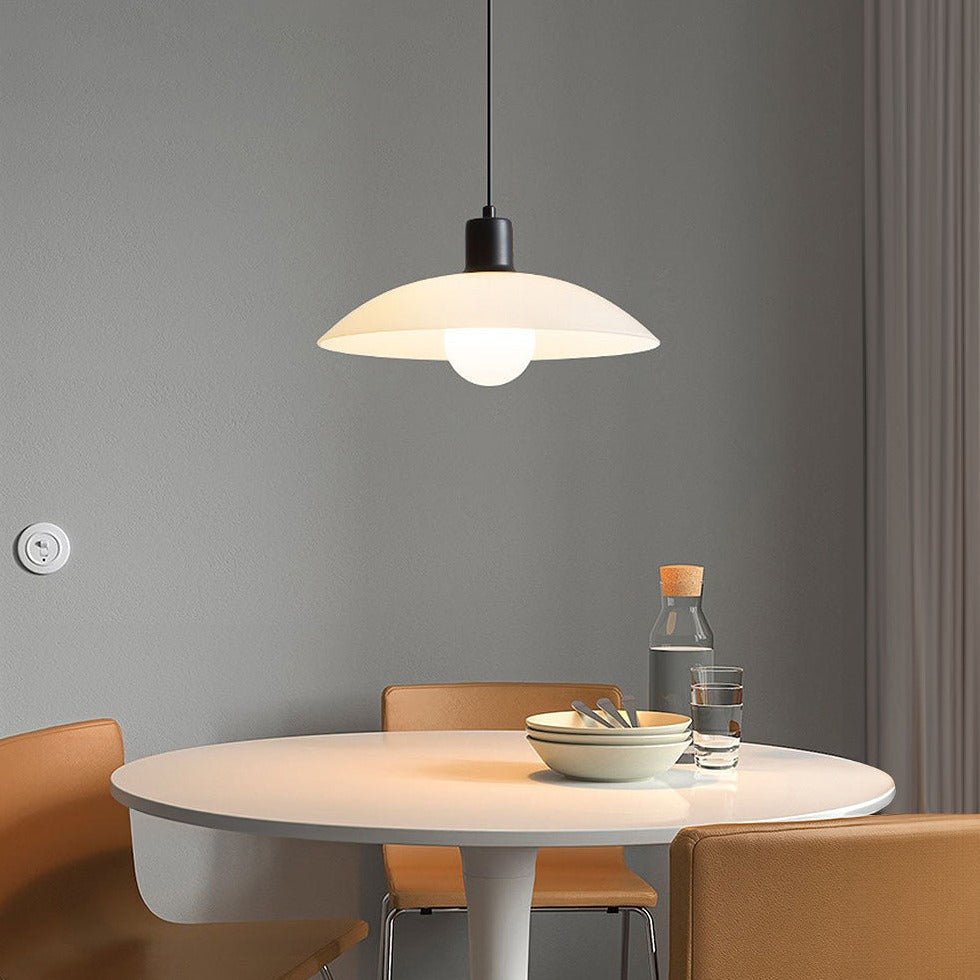 stijlvolle minimalistische hanglamp van elegant wit gelaagd glas