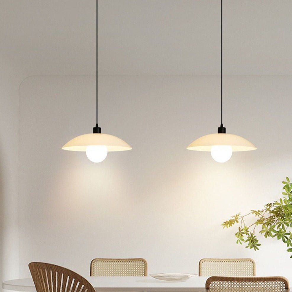 stijlvolle minimalistische hanglamp van elegant wit gelaagd glas