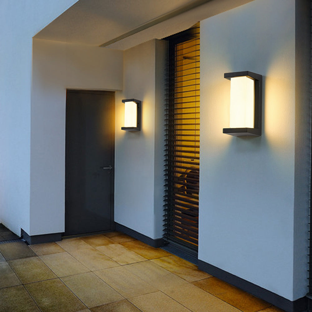 aluminium wandlamp voor buiten gemonteerd naast een entree