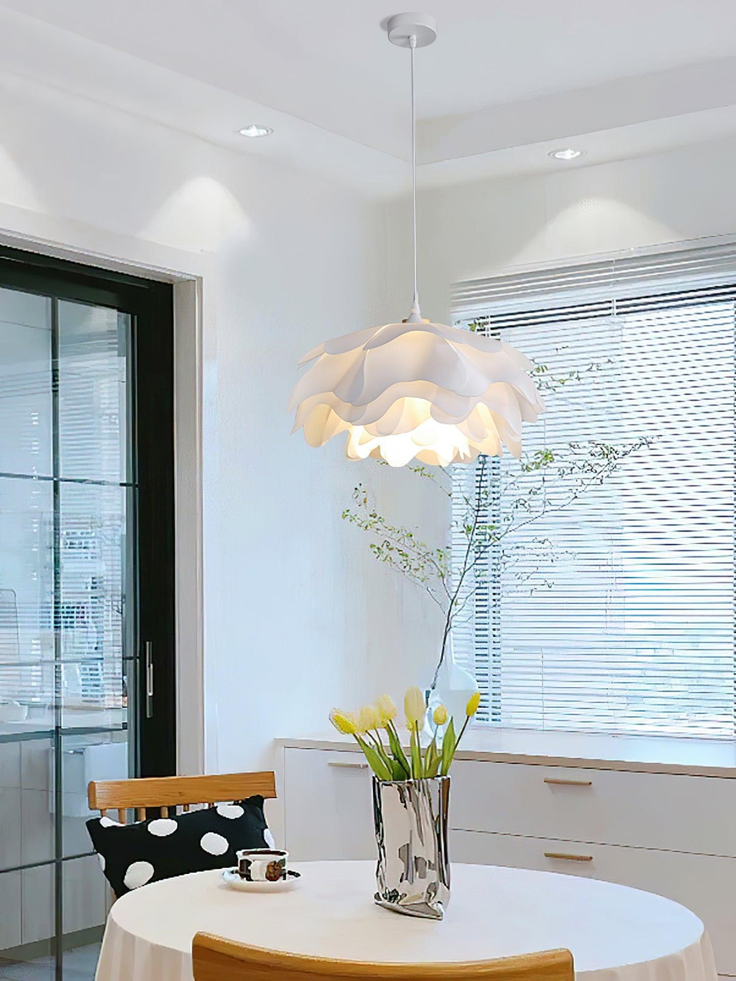 elegante witte bloemvormige hanglamp voor een sfeervolle ambiance