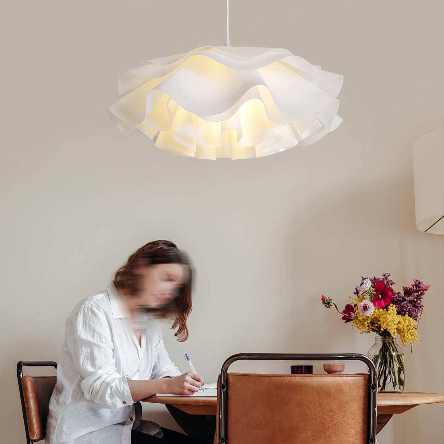 elegante witte bloemvormige hanglamp voor een sfeervolle ambiance