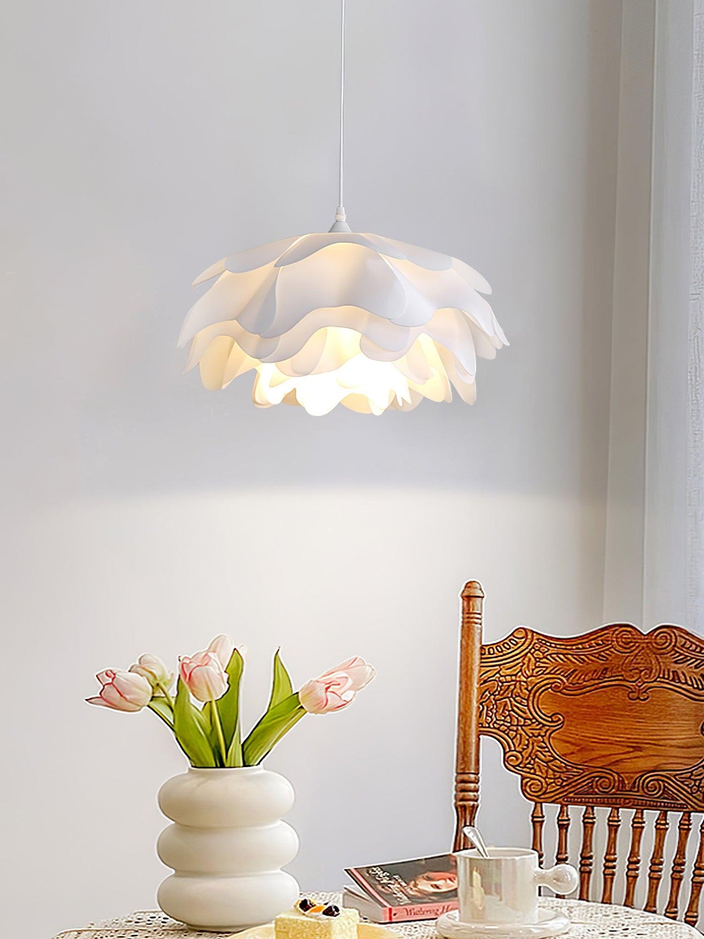 elegante witte bloemvormige hanglamp voor een sfeervolle ambiance