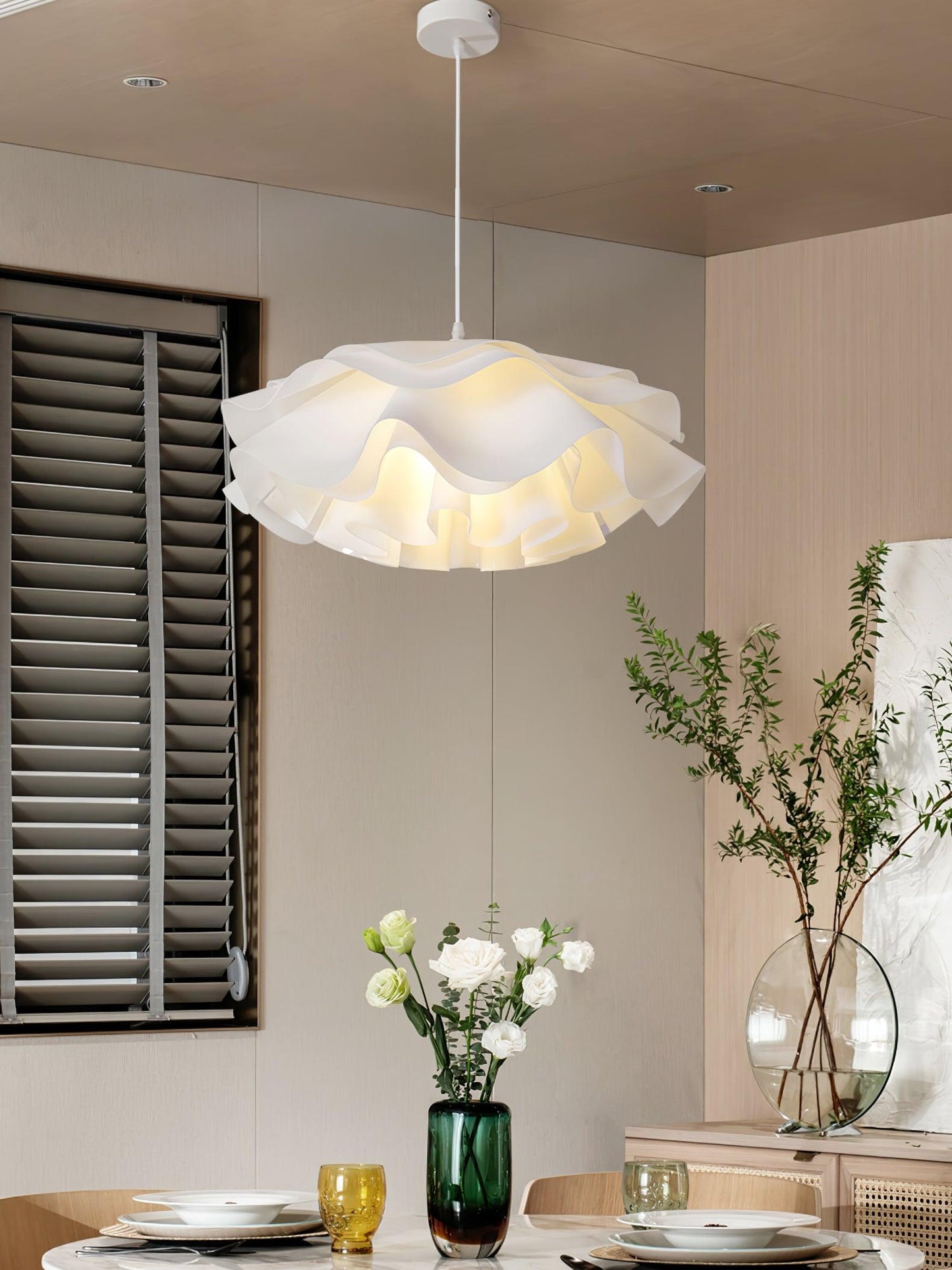 elegante witte bloemvormige hanglamp voor een sfeervolle ambiance