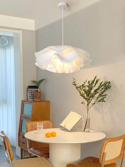 Elegante witte bloemvormige hanglamp voor een sfeervolle ambiance