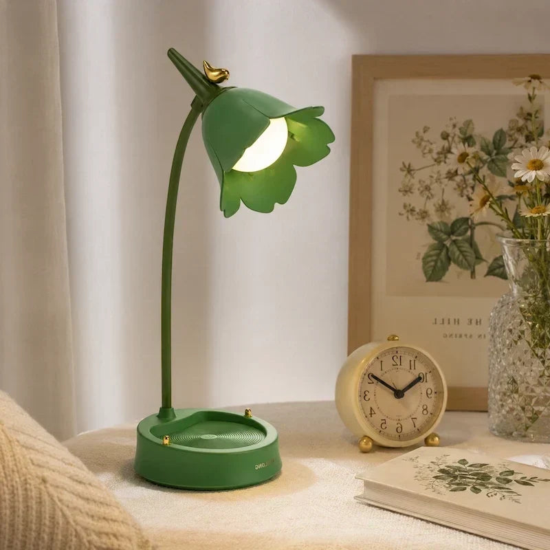 led-leeslamp gericht op een open boek voor comfortabel lezen