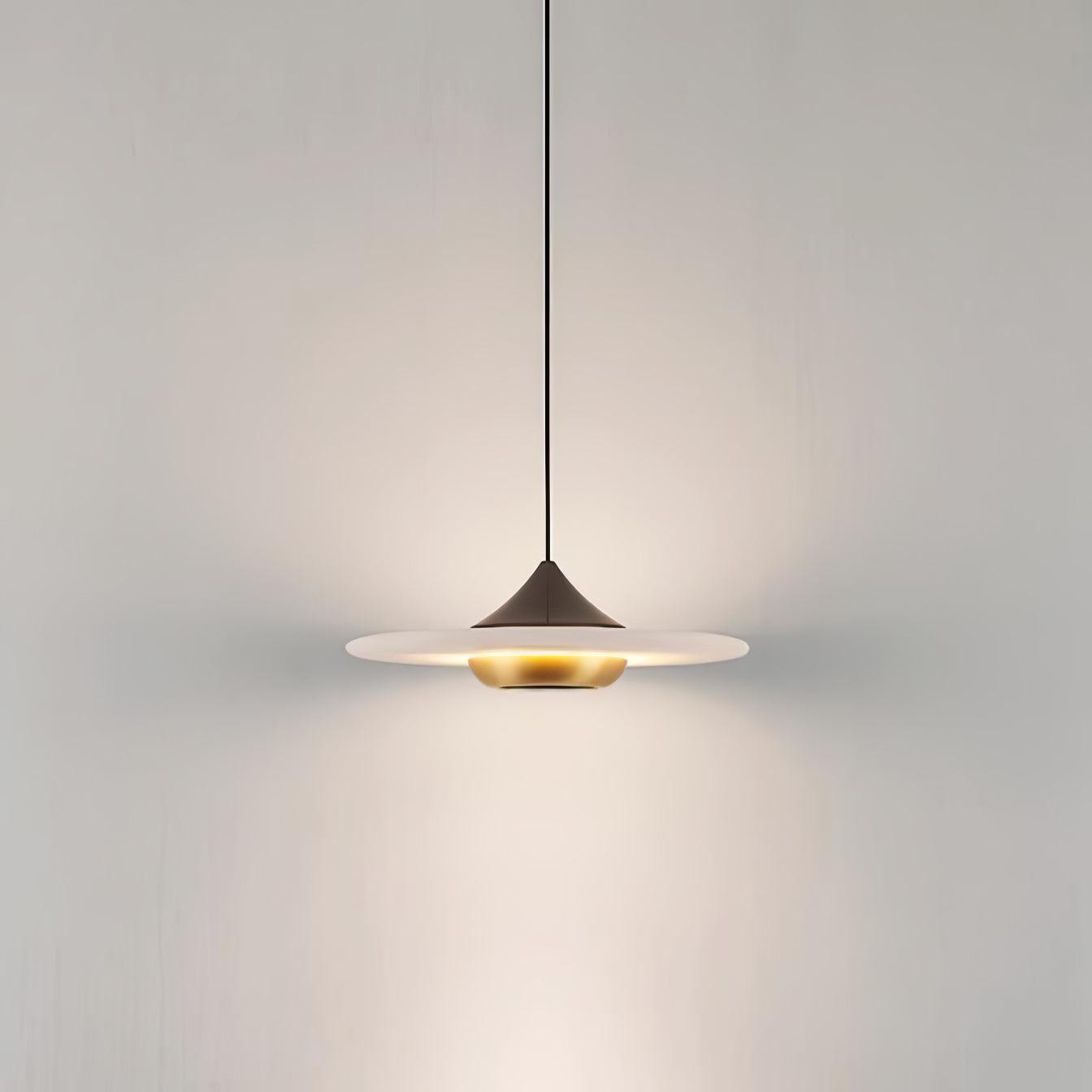 elegante marmeren hanglamp in de vorm van een vliegende schotel