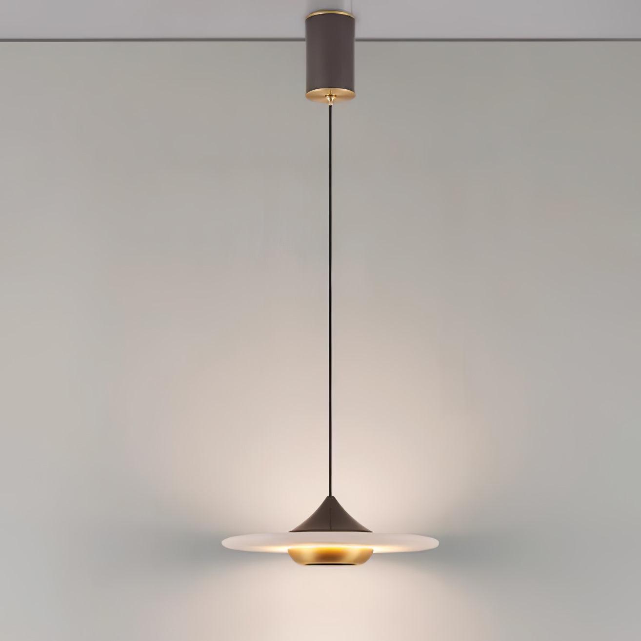 elegante marmeren hanglamp in de vorm van een vliegende schotel