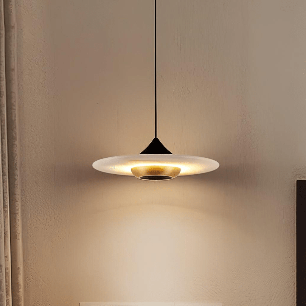 elegante marmeren hanglamp in de vorm van een vliegende schotel