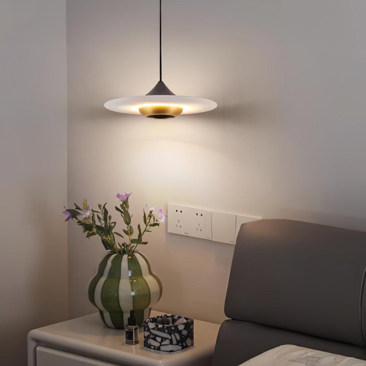 elegante marmeren hanglamp in de vorm van een vliegende schotel