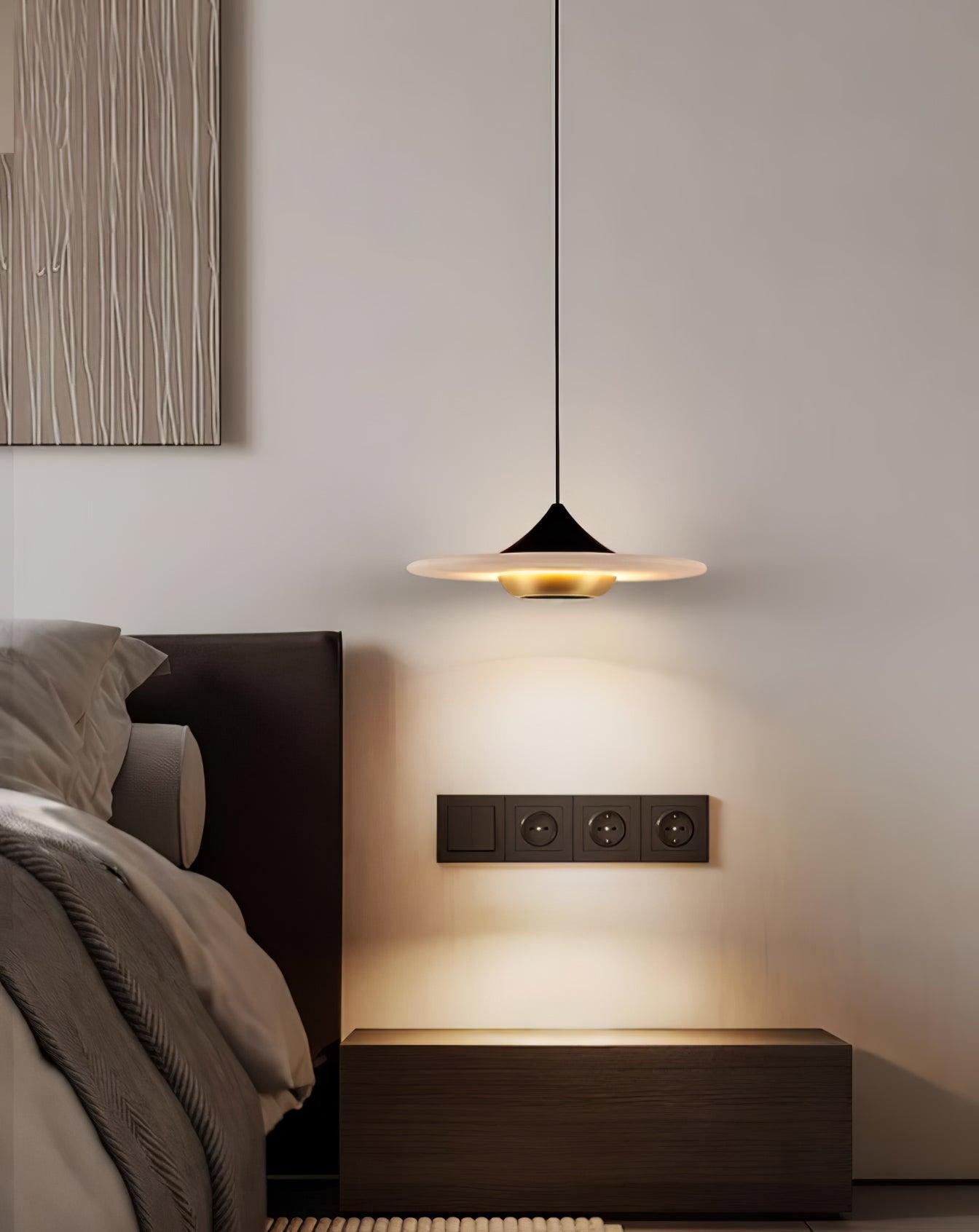 elegante marmeren hanglamp in de vorm van een vliegende schotel