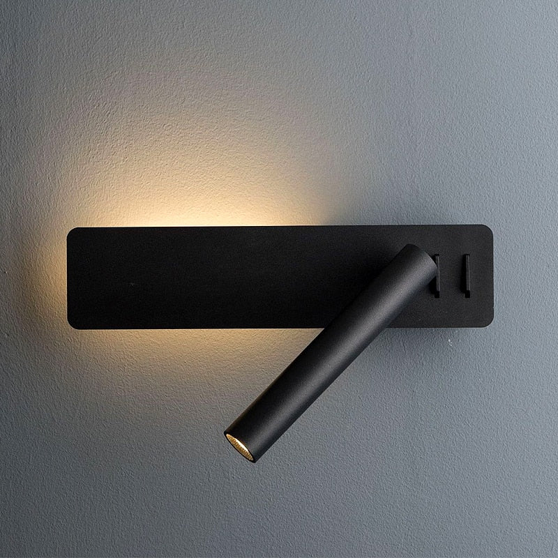 wandlamp naast een bed met warm leeslicht